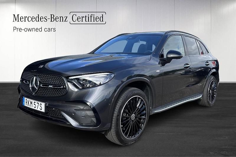 Grå (grey) Begagnad 2025 Mercedes GLC300e Advanced SUV | 799 900 kr (Dyr) - Bild 1/4