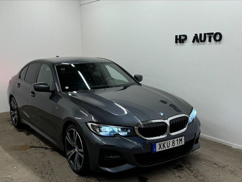 Grå Begagnad 2019 BMW 320 M Sport Sedan | 329 900 kr (Marknadspris) - Bild 1/4