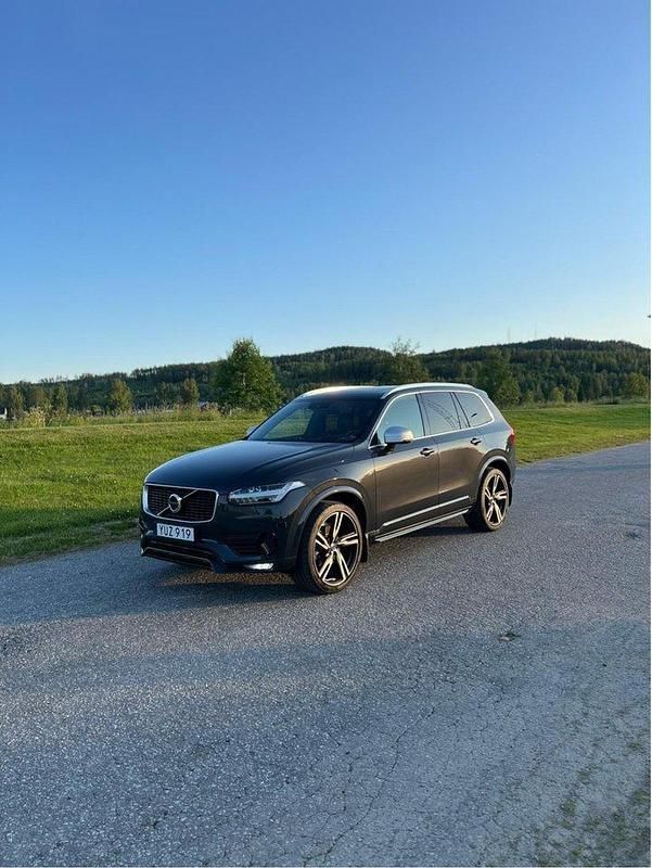 Grå Begagnad 2018 Volvo XC90 R-Design SUV | 329 000 kr (Bra pris) - Bild 1/4