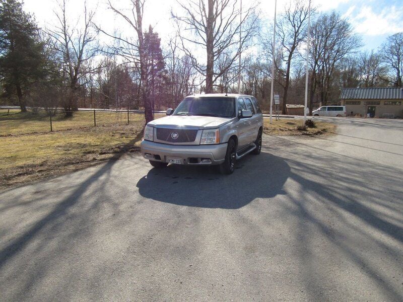 Silver Begagnad 2003 Cadillac Escalade SUV | 110 000 kr (Marknadspris) - Bild 1/4