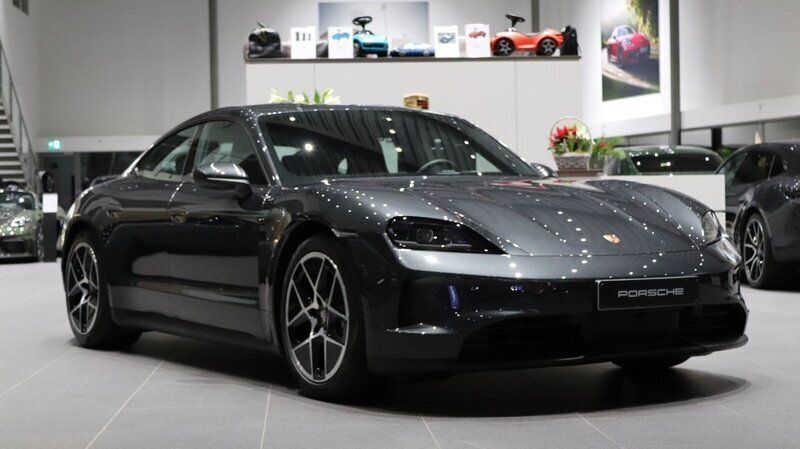 Grå Ny 2024 Porsche Taycan Sedan | 1 049 000 kr - Bild 1/4