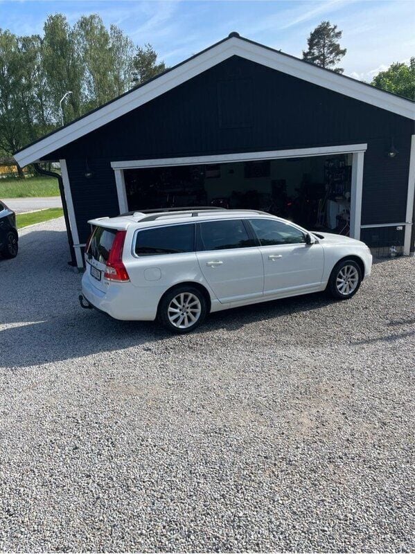 Vit Begagnad 2016 Volvo V70 Momentum Kombi | 150 000 kr (Marknadspris) - Bild 1/2