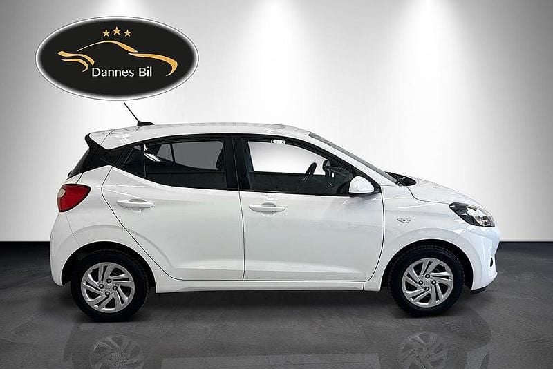 Begagnad Hyundai i10 Essential 67 HK (49 kW) 2022 Vit Halvkombi