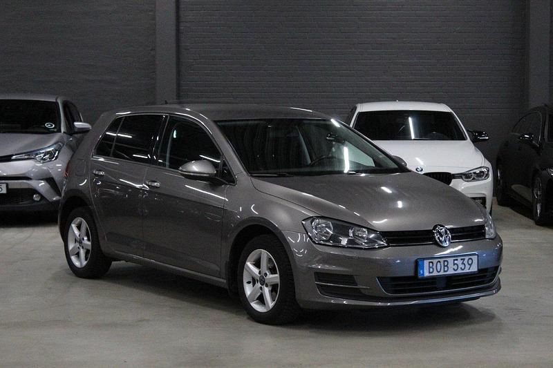 Grå (grå metallic) Begagnad 2014 VW Golf VII Halvkombi | 69 900 kr (Dyr) - Bild 1/4