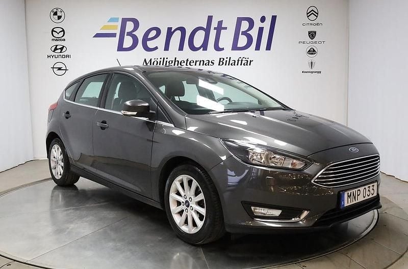 Grå Begagnad 2017 Ford Focus Titanium Halvkombi | 124 500 kr (Marknadspris) - Bild 1/3