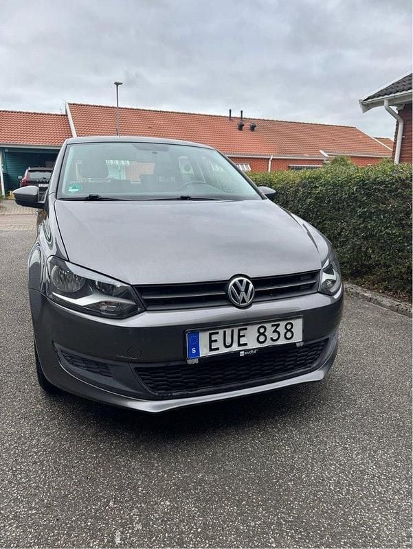 Grå Begagnad 2010 VW Polo Comfortline Halvkombi | 59 500 kr (Bra pris) - Bild 1/4