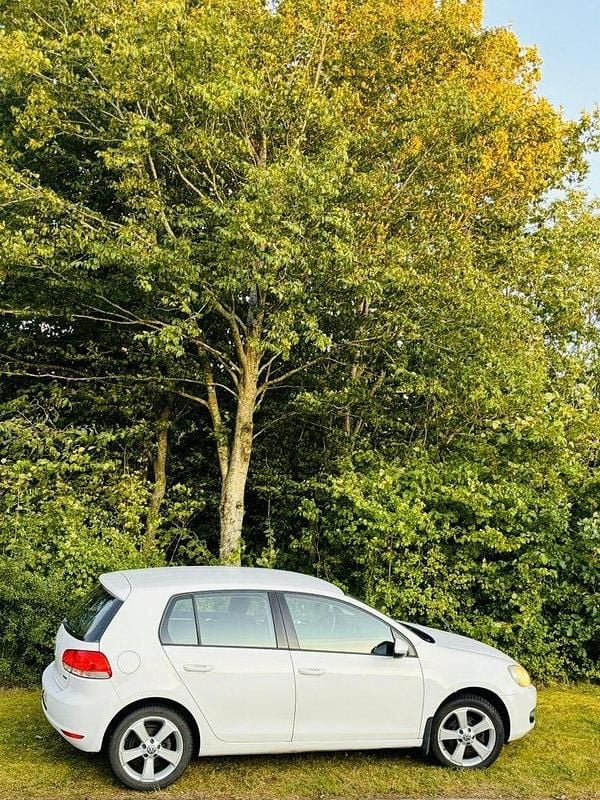 Vit Begagnad 2011 VW Golf Halvkombi | 59 500 kr (Marknadspris) - Bild 1/4