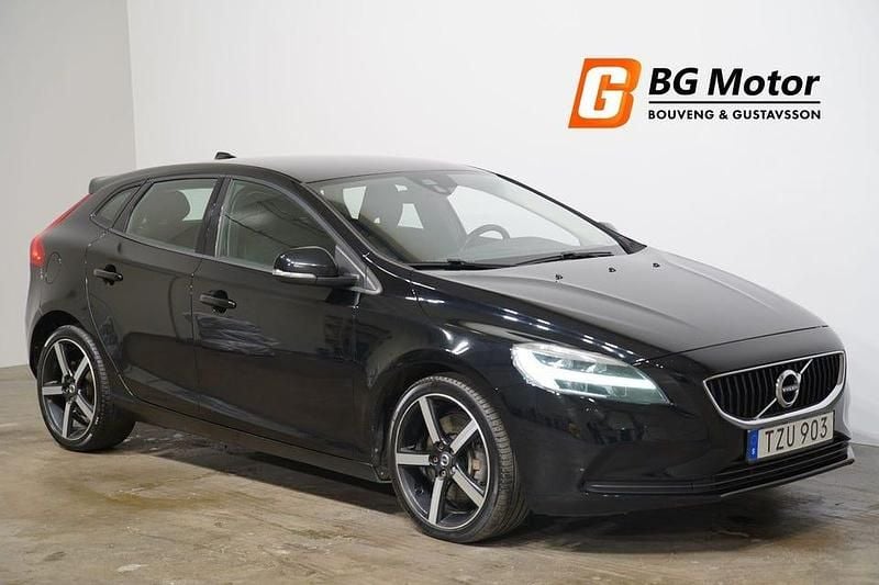 Svart Begagnad 2016 Volvo V40 Momentum Kombi | 124 700 kr (Marknadspris) - Bild 1/3