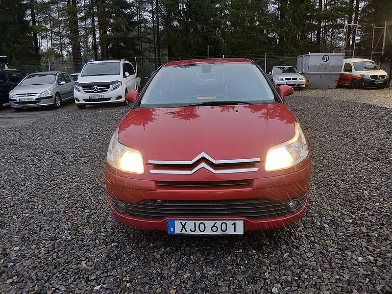 Ljusröd Begagnad 2005 Citroën C4 Halvkombi | 26 900 kr (Marknadspris) - Bild 1/4