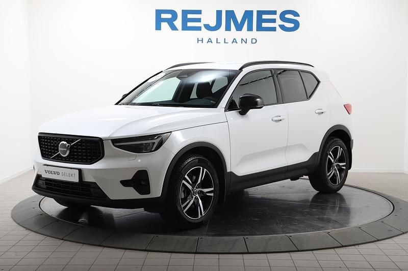 Vit Begagnad 2024 Volvo XC40 Plus SUV | 369 500 kr (Marknadspris) - Bild 1/4