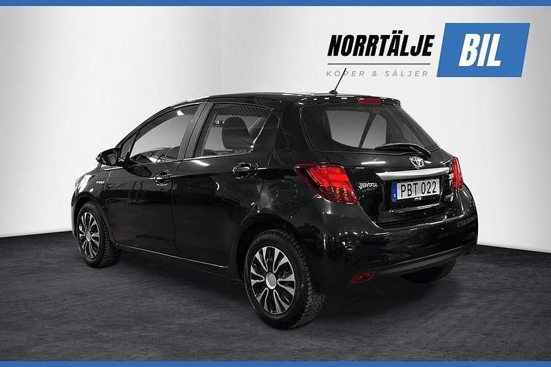 Begagnad Toyota Yaris Hybrid Active 101 HK (74 kW) 2016 Svart Halvkombi