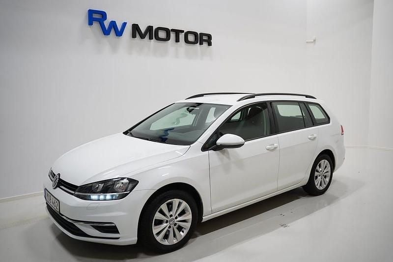 Vit Begagnad 2018 VW Golf VII Kombi | 129 800 kr (Marknadspris) - Bild 1/4