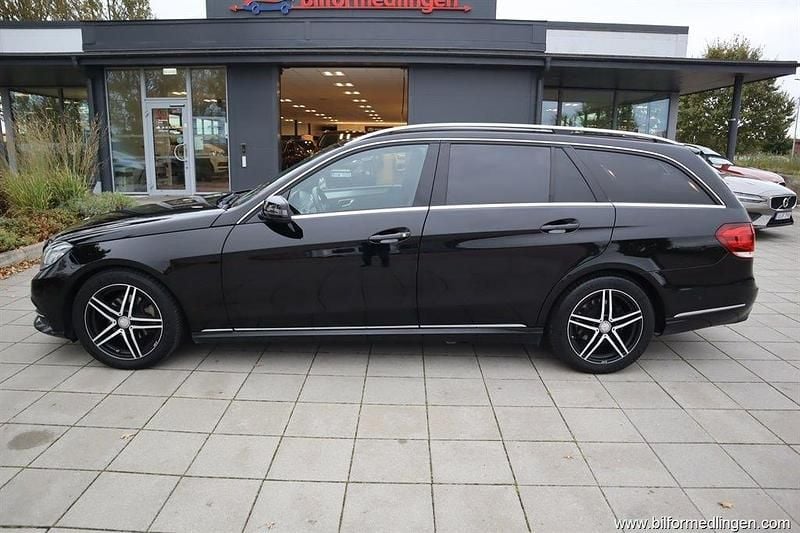 Svart samma som bilen Begagnad 2015 Mercedes E220 Kombi | 144 900 kr (Superpris) - Bild 1/4