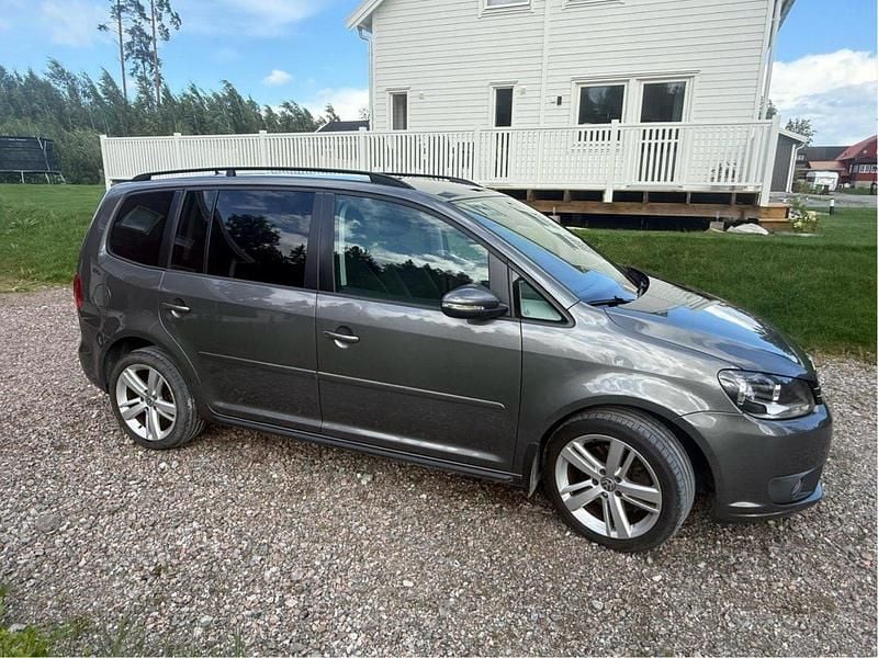 Grå Begagnad 2015 VW Touran Minibuss | 110 000 kr (Superpris) - Bild 1/4