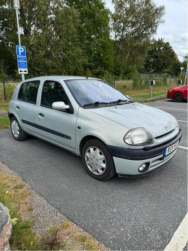 Grå Begagnad 2000 Renault Clio II Halvkombi | 32 000 kr (Marknadspris) - Bild 1/4