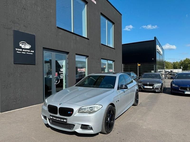 Ljusgrå Begagnad 2011 BMW 550 M Sport Sedan | 279 000 kr - Bild 1/4