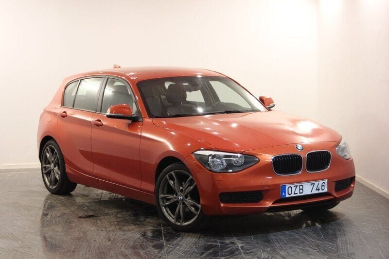 Orange Begagnad 2013 BMW 118 Halvkombi | 99 900 kr (Marknadspris) - Bild 1/4