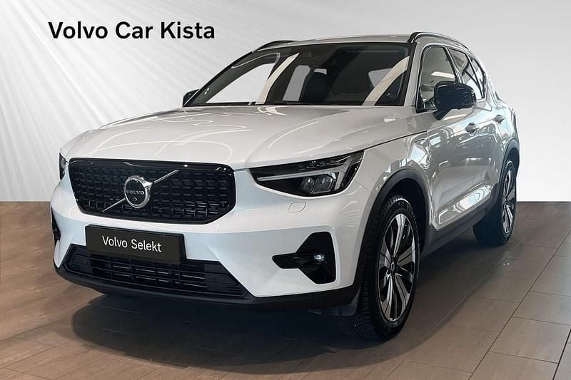 Vit Begagnad 2022 Volvo XC40 Plus SUV | 394 900 kr (Marknadspris) - Bild 1/3