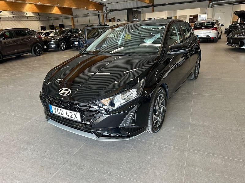 Svart Ny 2024 Hyundai i20 Halvkombi | 239 900 kr (Lite dyr) - Bild 1/4