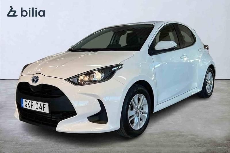 Vit Begagnad 2023 Toyota Yaris Hybrid Halvkombi | 219 900 kr (Marknadspris) - Bild 1/1