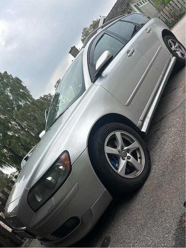 Grå Begagnad 2004 Volvo V50 Kombi | 22 000 kr (Bra pris) - Bild 1/4