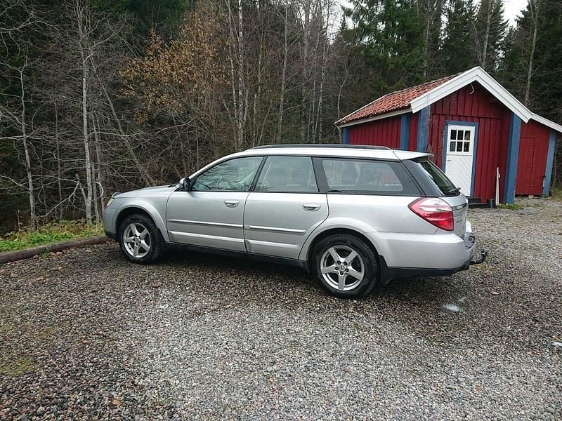 Silver Begagnad 2007 Subaru Outback SUV | 34 000 kr (Marknadspris) - Bild 1/4