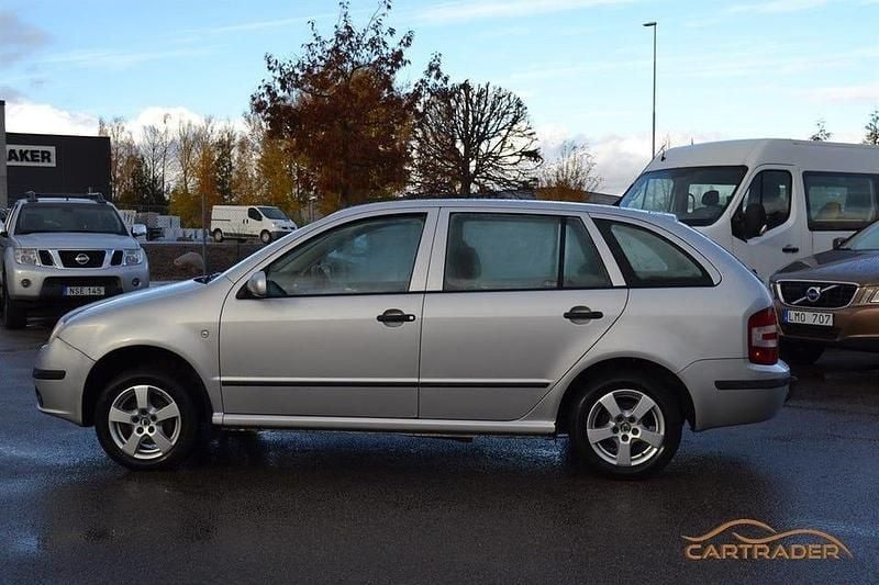 Begagnad Skoda Fabia 64 HK (47 kW) 2005 Silver Kombi