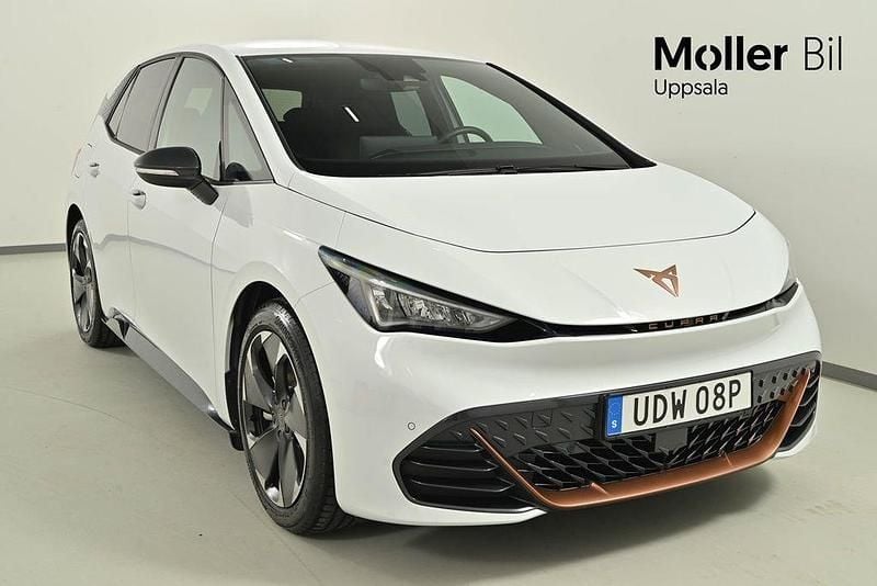 Vit (glacial white metallic) Begagnad 2025 Cupra Born e-Boost Halvkombi | 329 900 kr (Marknadspris) - Bild 1/4