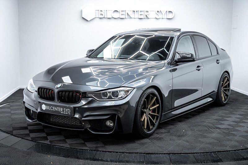 Grå Begagnad 2015 BMW 335 M Sport Sedan | 269 900 kr (Marknadspris) - Bild 1/4
