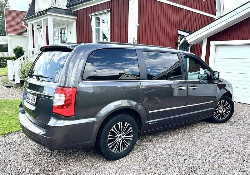 Grå Begagnad 2015 Lancia Voyager Minibuss | 108 000 kr (Bra pris) - Bild 1/4