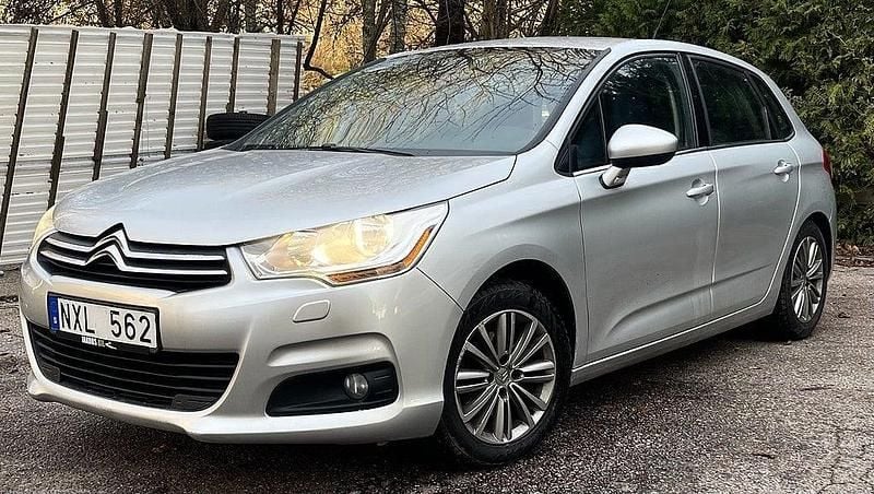 Silver Begagnad 2013 Citroën C4 Halvkombi | 39 900 kr (Marknadspris) - Bild 1/4