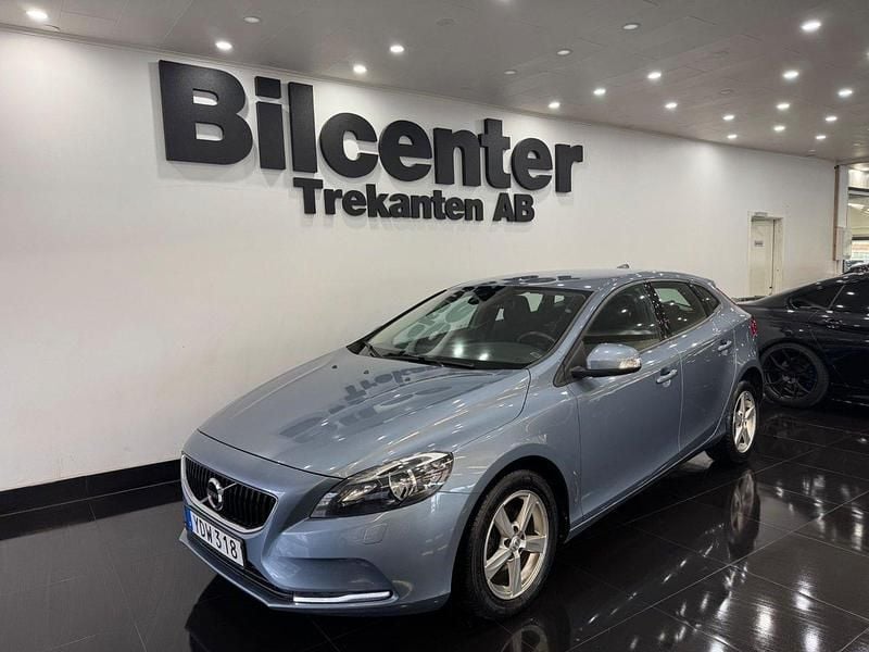 Ljusblå Begagnad 2016 Volvo V40 Kinetic Kombi | 119 900 kr (Marknadspris) - Bild 1/4