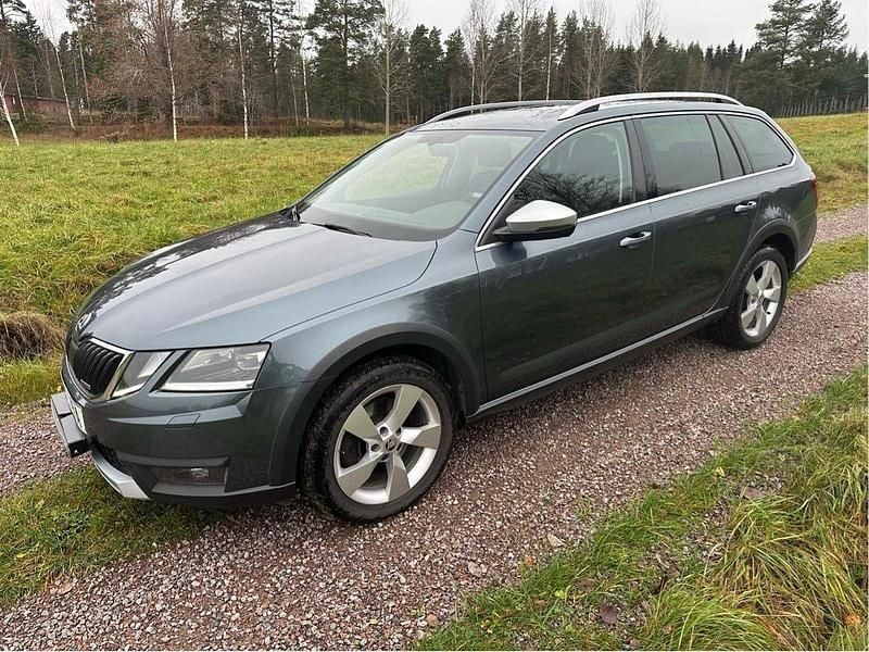 Grå Begagnad 2020 Skoda Octavia Scout Kombi | 214 000 kr (Bra pris) - Bild 1/4