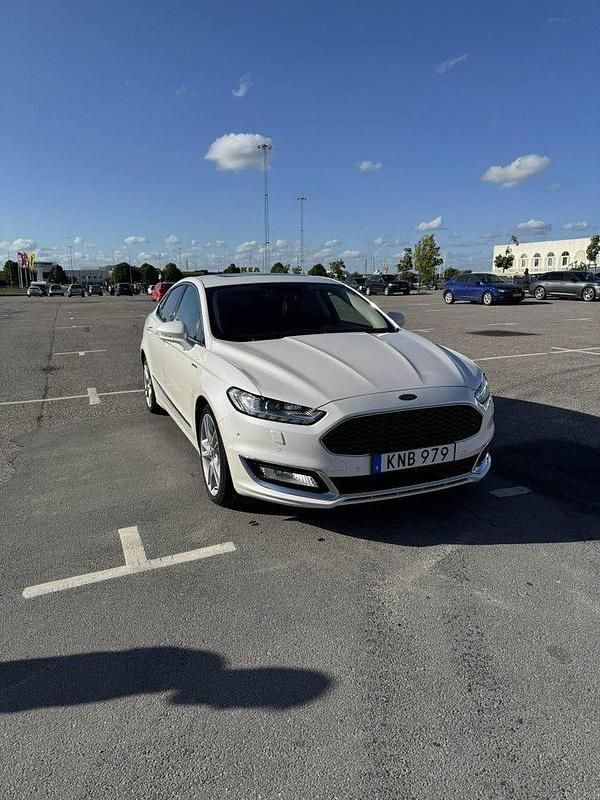 Vit Begagnad 2017 Ford Mondeo Vignale Sedan | 175 000 kr (Marknadspris) - Bild 1/4