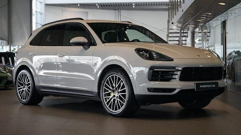 Grå Begagnad 2022 Porsche Cayenne SUV | 749 000 kr - Bild 1/4