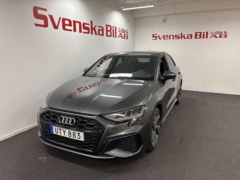 Grå Begagnad 2021 Audi A3 Comfort Sedan | 295 000 kr - Bild 1/4
