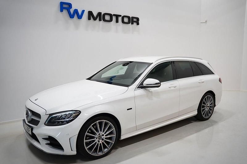 Vit Begagnad 2020 Mercedes C300e AMG Kombi | 318 900 kr (Marknadspris) - Bild 1/4