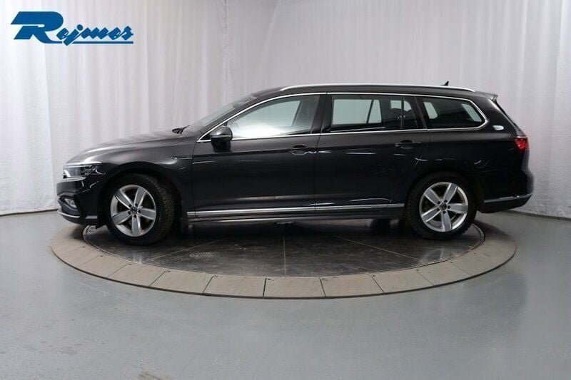 Mörkgrå Begagnad 2021 VW Passat R-line Kombi | 259 800 kr (Bra pris) - Bild 1/4