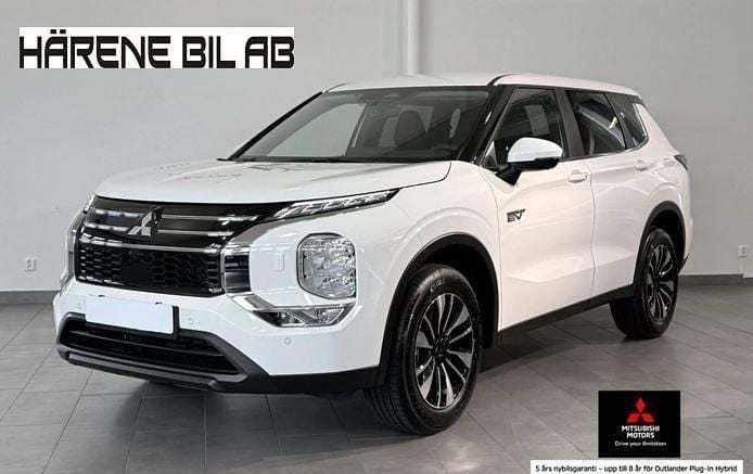 Vit (white solid) Ny 2025 Mitsubishi Outlander P-HEV Invite SUV | 539 900 kr (Marknadspris) - Bild 1/1