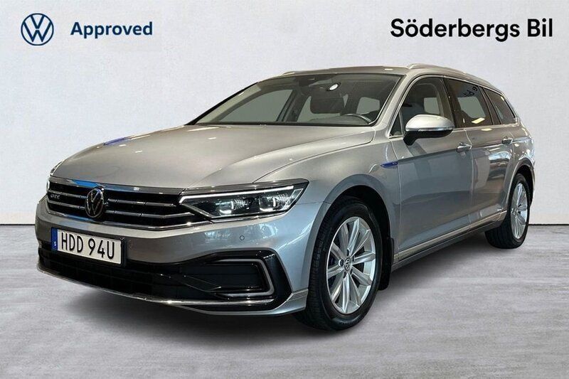 Silver Begagnad 2023 VW Passat GTE Kombi | 339 500 kr (Marknadspris) - Bild 1/4