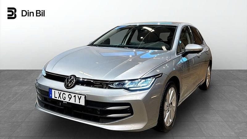 Oyster silver metallic Begagnad 2025 VW Golf VIII Edition Halvkombi | 289 900 kr (Bra pris) - Bild 1/4