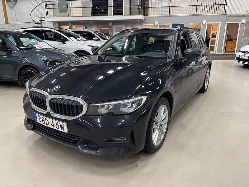 Svart Begagnad 2020 BMW 330e Kombi | 269 000 kr (Marknadspris) - Bild 1/3