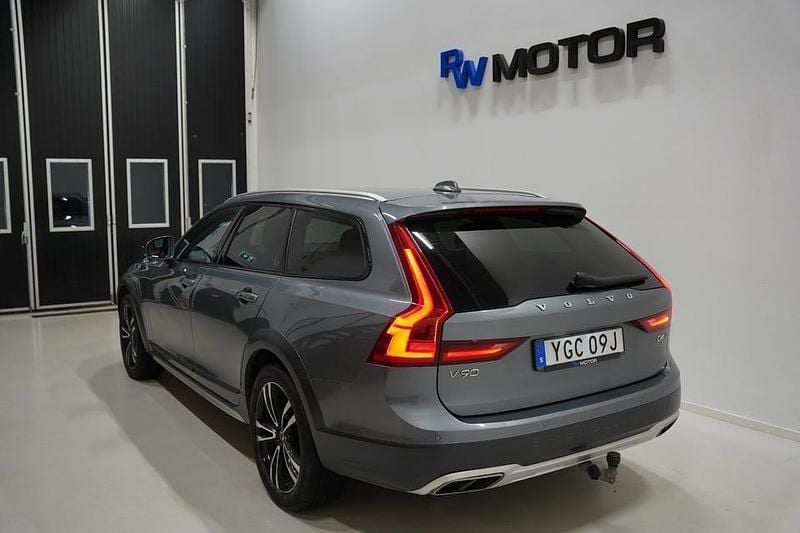Begagnad Volvo V90 CC Momentum 190 HK (139 kW) 2019 Grå Kombi