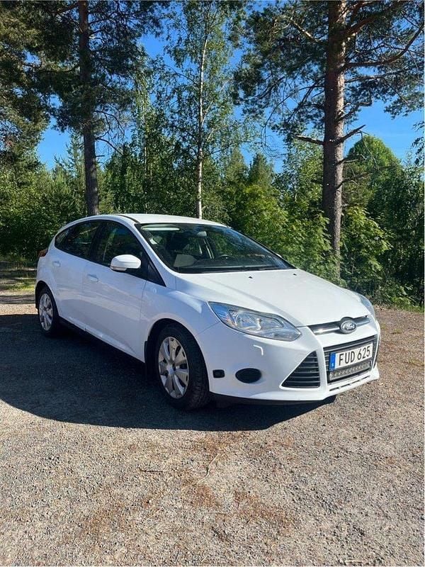 Vit Begagnad 2013 Ford Focus Trend Halvkombi | 50 000 kr (Marknadspris) - Bild 1/4