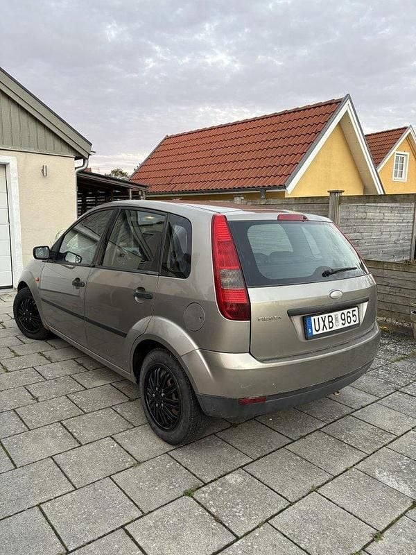 Brun Begagnad 2004 Ford Fiesta Halvkombi | 7 900 kr (Superpris) - Bild 1/4