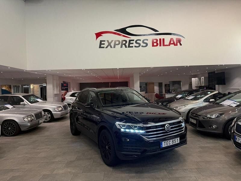Svart Begagnad 2018 VW Touareg SUV | 379 400 kr (Dyr) - Bild 1/4