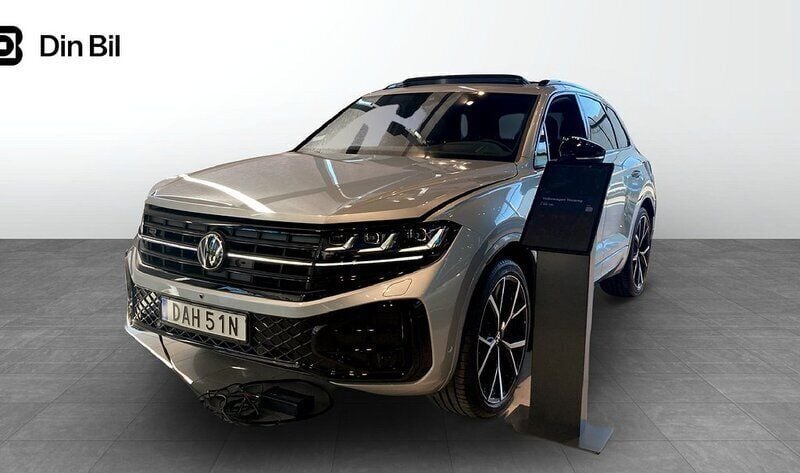 Silver Ny 2024 VW Touareg R-line SUV | 899 900 kr (Superpris) - Bild 1/3
