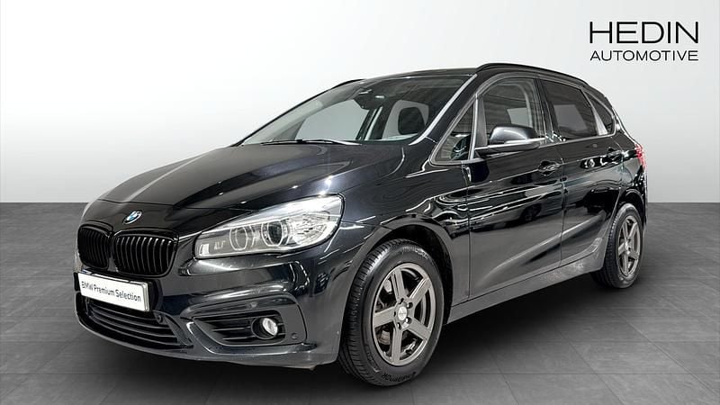 Svart (black) Begagnad 2016 BMW 216 Active Tourer Minibuss | 128 700 kr - Bild 1/4