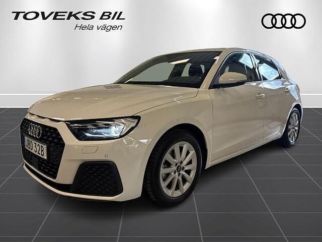 Vit (cortinavit) Begagnad 2025 Audi A1 Sportback Proline Halvkombi | 239 900 kr (Marknadspris) - Bild 1/4