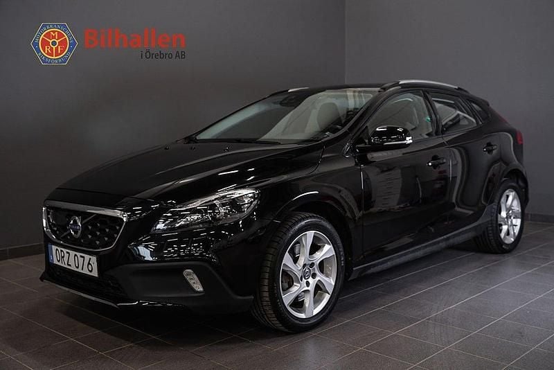 Begagnad Volvo V40 Momentum 120 HK (88 kW) 2015 Svart Halvkombi